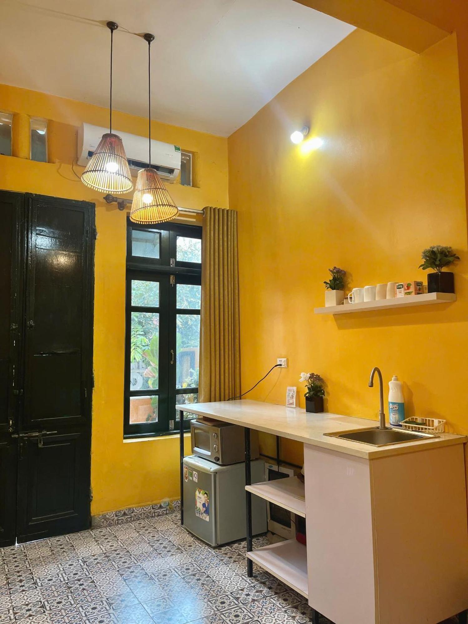 Large Window- Quiet- Old Quarter Apartment